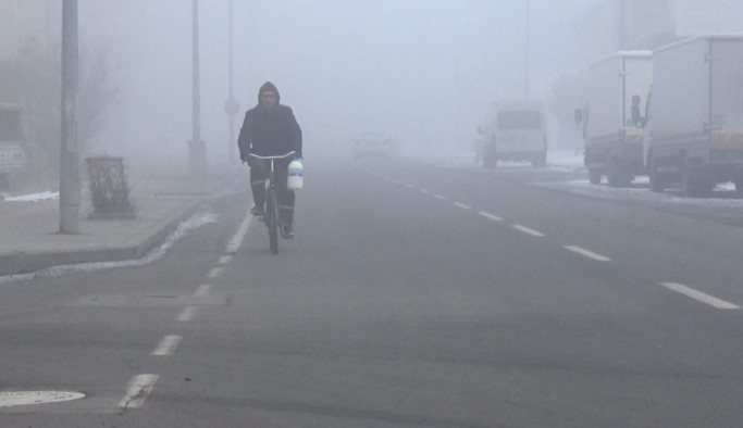 Kars'ta sisten uçak seferi iptal edildi