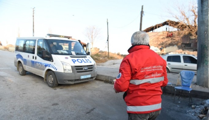 Nöbetteki polislere sıcak ikram